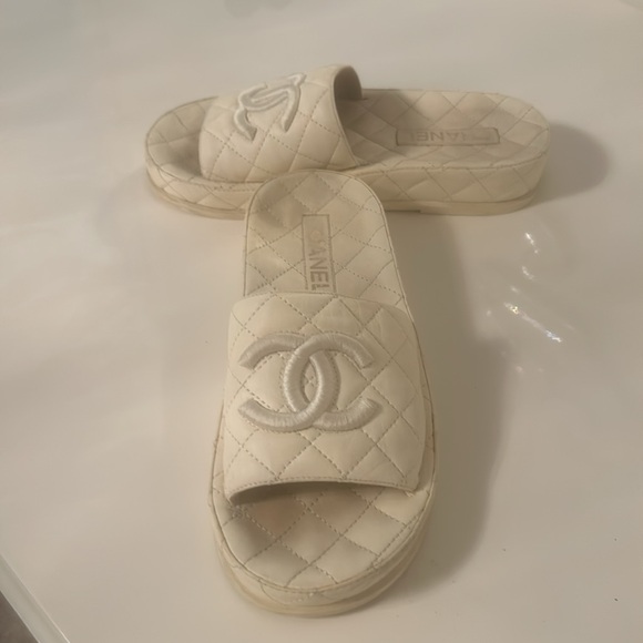 Gorgeously Chanel white quilteded slides perfect withh shorts skirt - Picture 6 of 6
